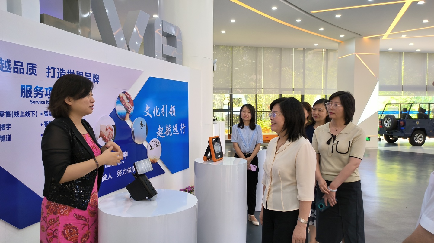 7月13日，省婦聯(lián)黨組書記、主席楊曉曼一行到全國巾幗建功先進(jìn)集體--成威科技調(diào)研3.jpg